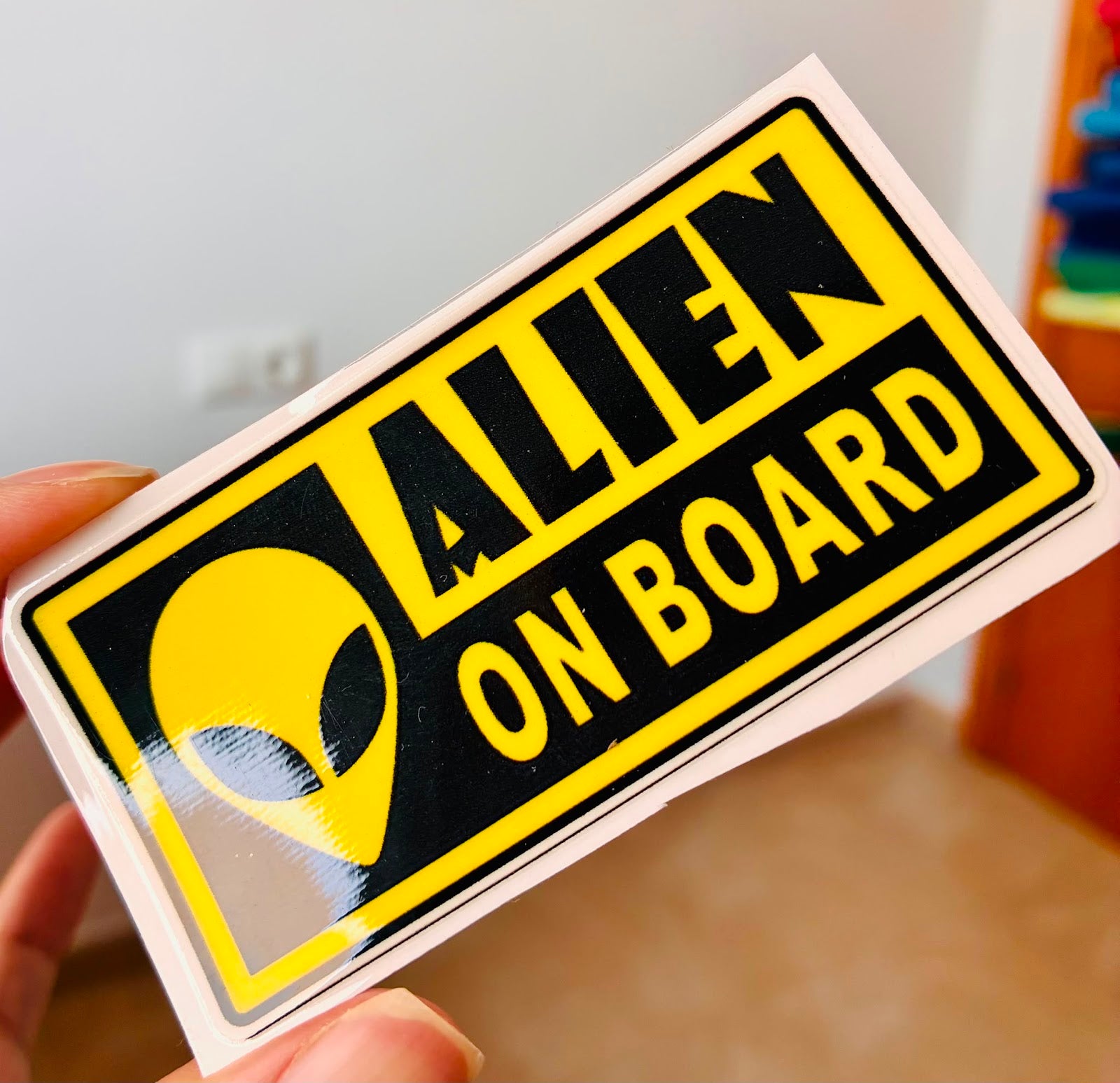 Pegatina Alien on Board DTF UV aplicada