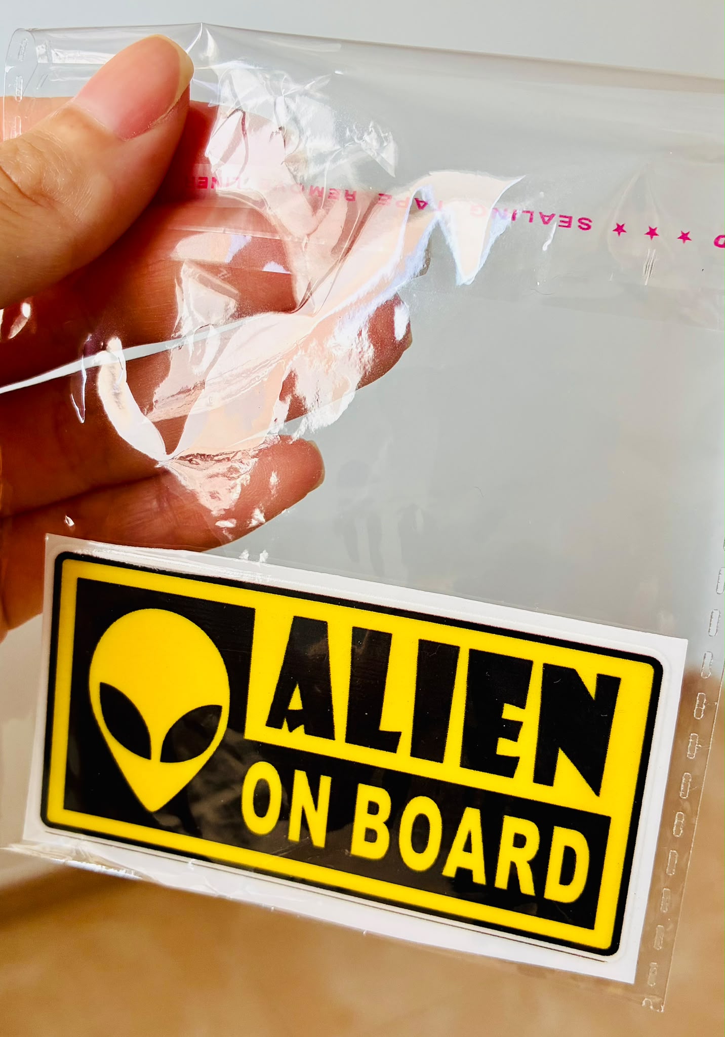 Pegatina Alien on Board DTF UV detalle