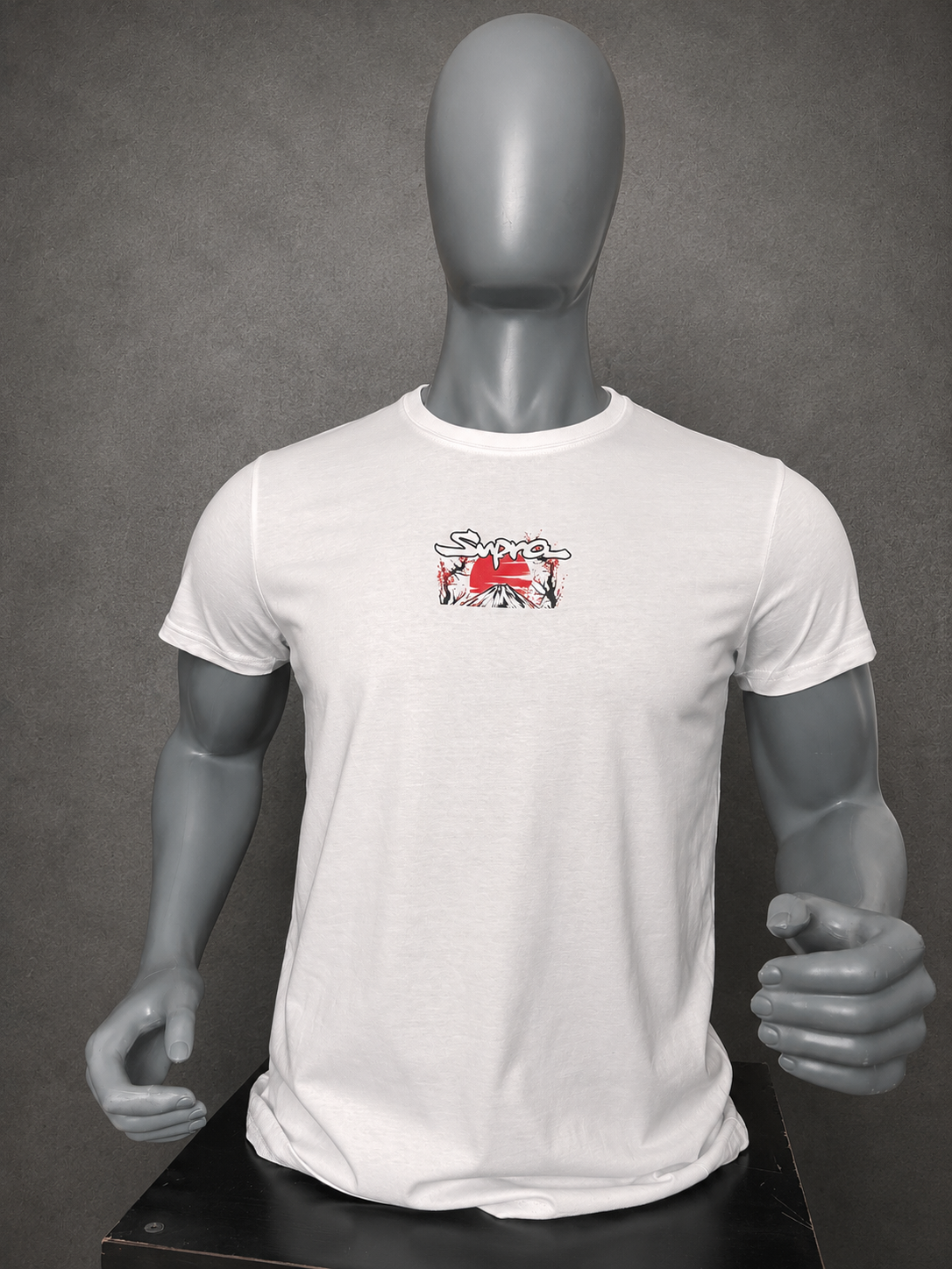 Detalle estampado Supra JDM Monte Fuji cerezo - Camiseta Red Legend Bitter Sweet